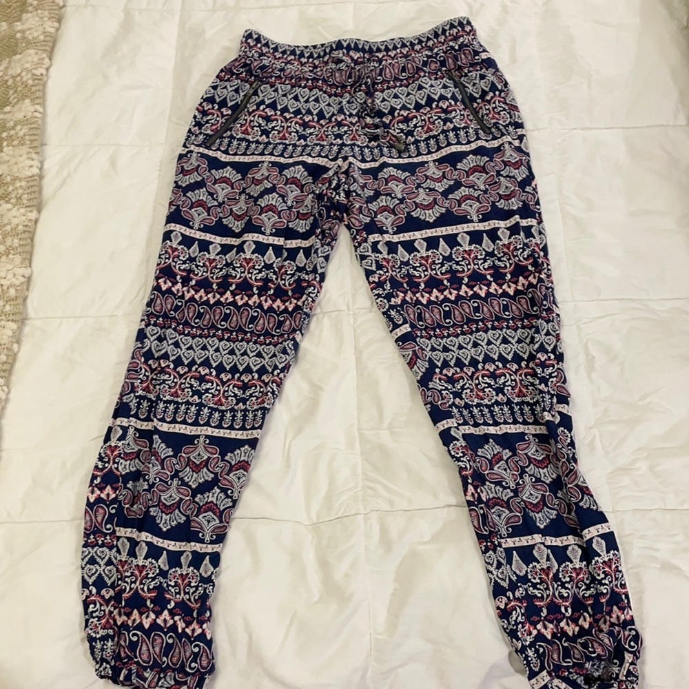 Relaxed soft ankle pants, fun pattern. Size small